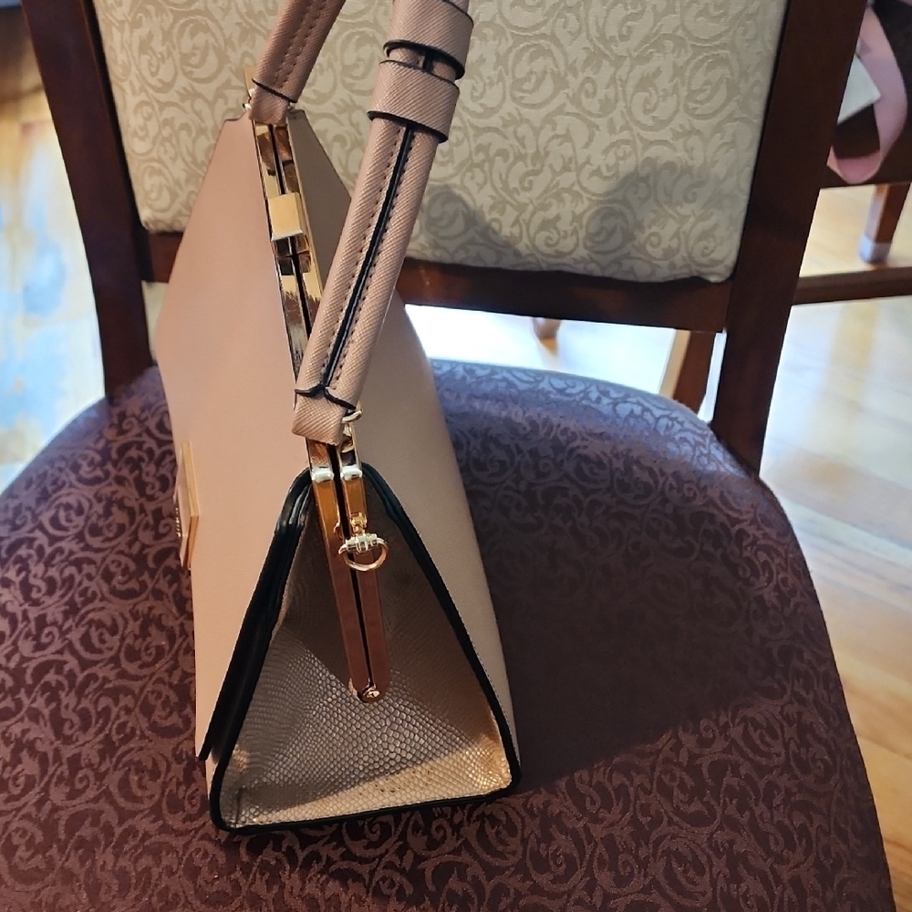 💕:Chic Beige Structured Satchel – Gold Detail ✨ - Picture 3 of 6